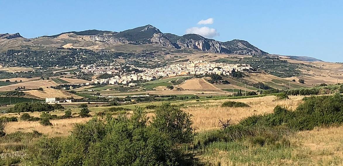 1200px-Veduta_di_Sambuca_di_Sicilia_2.jpg