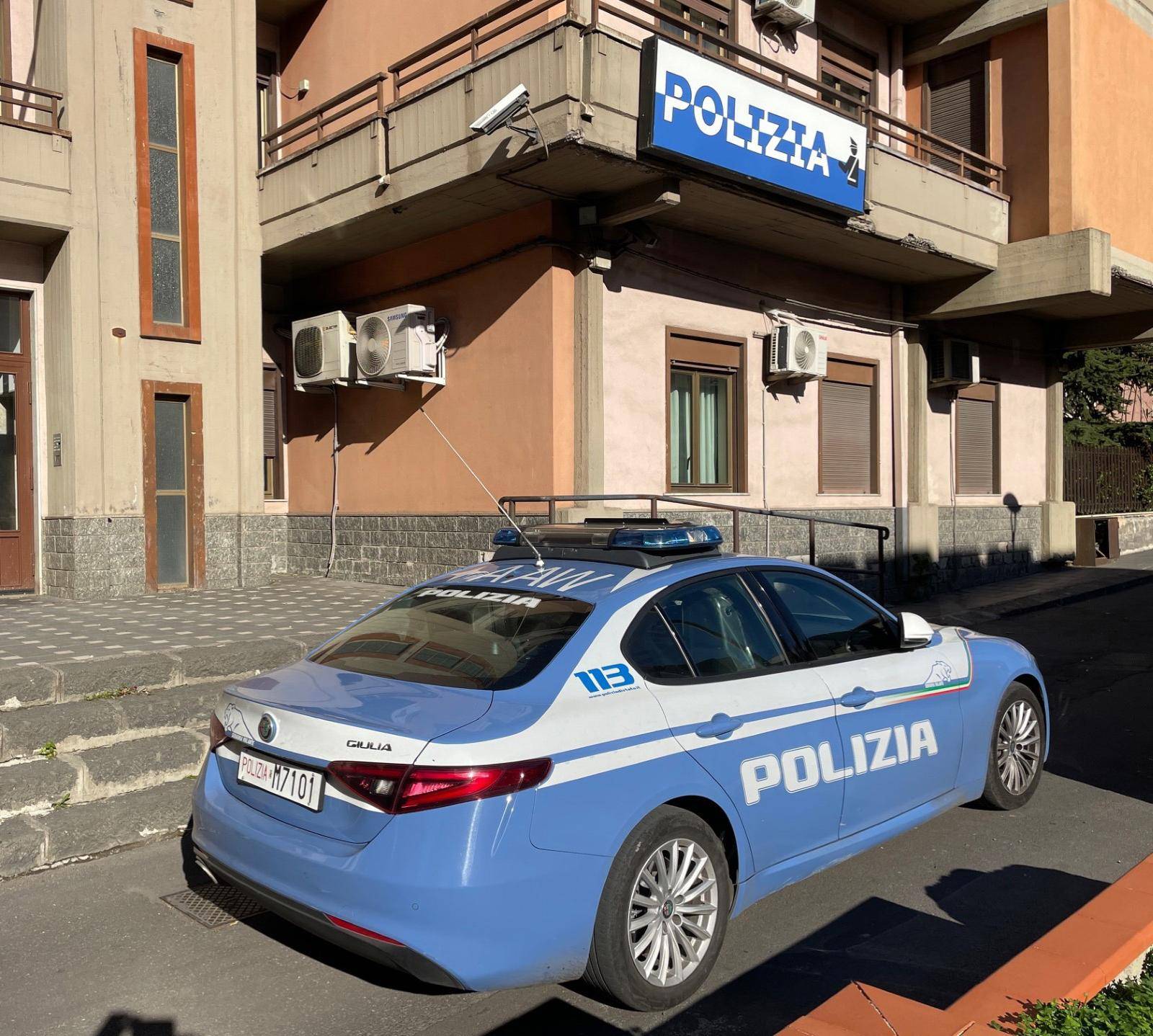 BRUCIANO-MOBILI-E-UN-MATERASSO-IN-STRADA-2-GIOVANI-DI-ADRANO-DENUNCIATI-DALLA-POLIZIA-DI-STATO.jpg