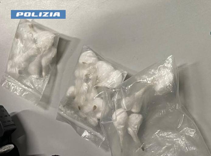 CON-IL-LAMPEGGIANTE-BLU-SULLAUTO-MA-NON-E-UN-POLIZIOTTO.-ARRESTATO-DALLA-POLIZIA-DI-STATO-UN-PLURIPREGIUDICATO-CATANESE-PER-SPACCIO-1-Copia.jpg