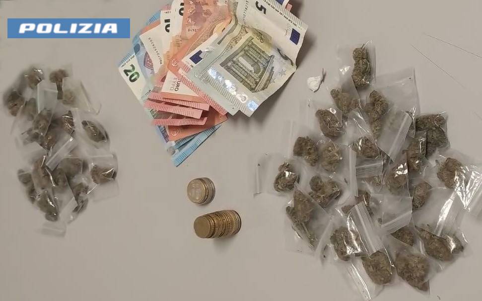 CON-UN-COLTELLO-E-24-DOSI-DI-MARIJUANA-ALLA-VILLA-COMUNALE-2-GIOVANI-DI-ADRANO-FERMATI-DALLA-POLIZIA-DI-STATO.jpg