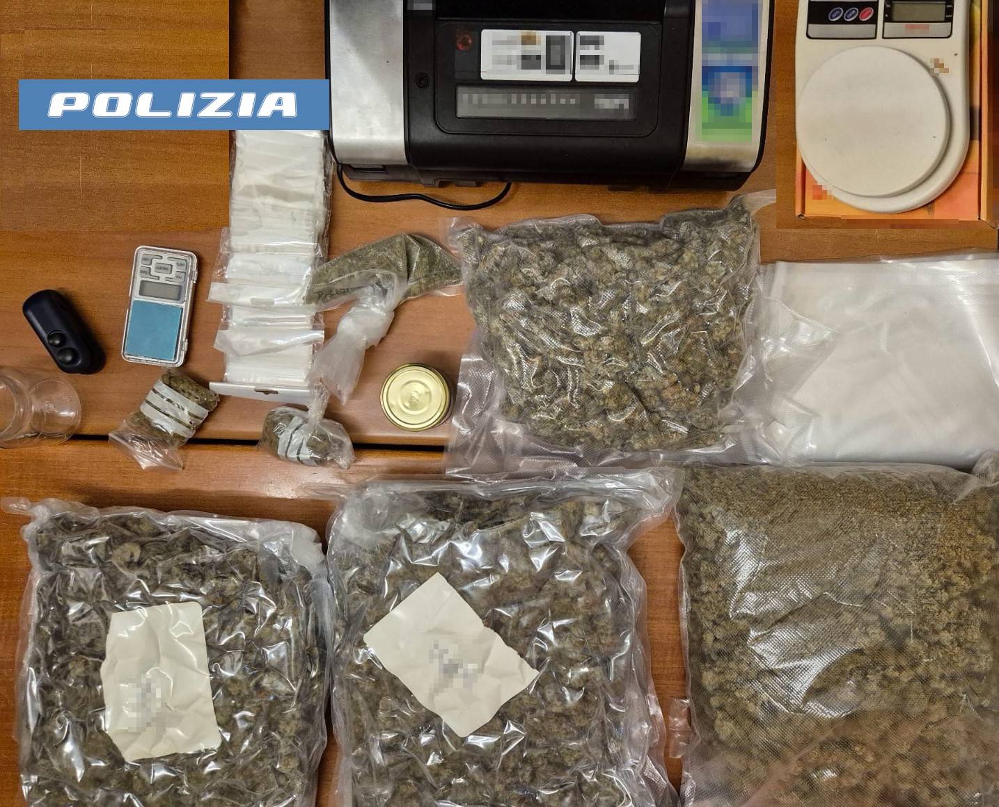 CONTRASTO-ALLO-SPACCIO-DI-DROGA-IN-CITTA-60ENNE-SORPRESO-DALLA-POLIZIA-DI-STATO-CON-OLTRE-4-CHILI-DI-MARIJUANA-IN-CASA.jpg