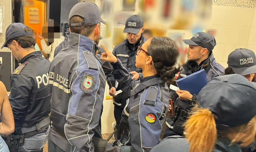 CONTROLLI-DELLA-POLIZIA-DI-STATO-IN-UN-LOCALE-DEL-CENTRO-2.jpg