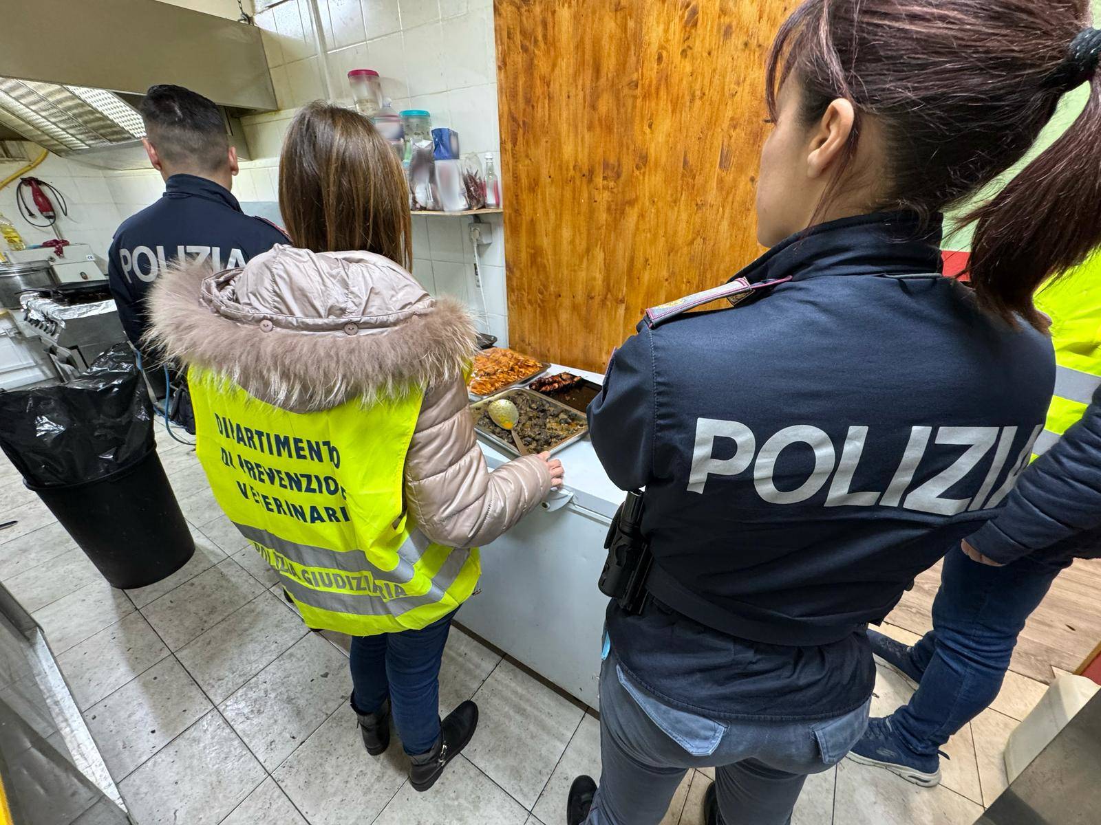 CONTROLLI-DELLA-POLIZIA-DI-STATO-IN-UN-RISTORANTE-ASIATICO-DISPOSTA-LA-CHIUSURA.-36-CHILI-DI-ALIMENTI-SEQUESTRATI-SANZIONI-PER-21-MILA-EURO.jpg