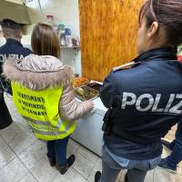 CONTROLLI-DELLA-POLIZIA-DI-STATO-IN-UN-RISTORANTE-ASIATICO-DISPOSTA-LA-CHIUSURA.-36-CHILI-DI-ALIMENTI-SEQUESTRATI-SANZIONI-PER-21-MILA-EURO.jpg