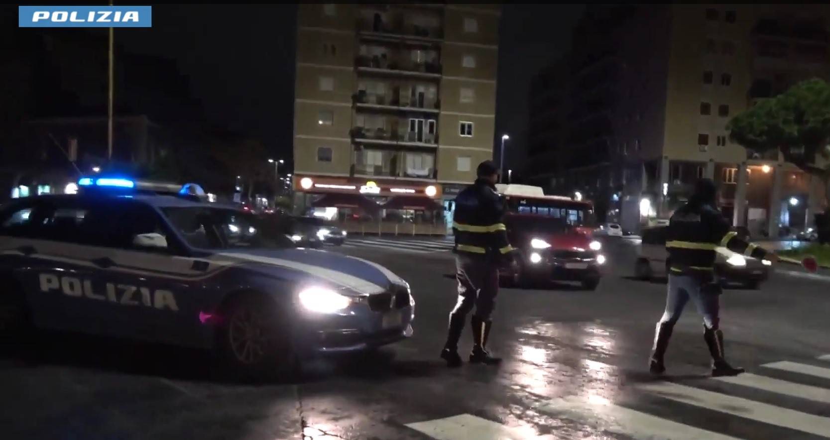 CORSE-TURISTICHE-CON-TAXI-ABUSIVI-LA-POLIZIA-DI-STATO-SANZIONA-4-FINTI-TASSISTI.-RITIRATE-LE-PATENTI-E-SEQUESTRATI-I-MEZZI.jpg