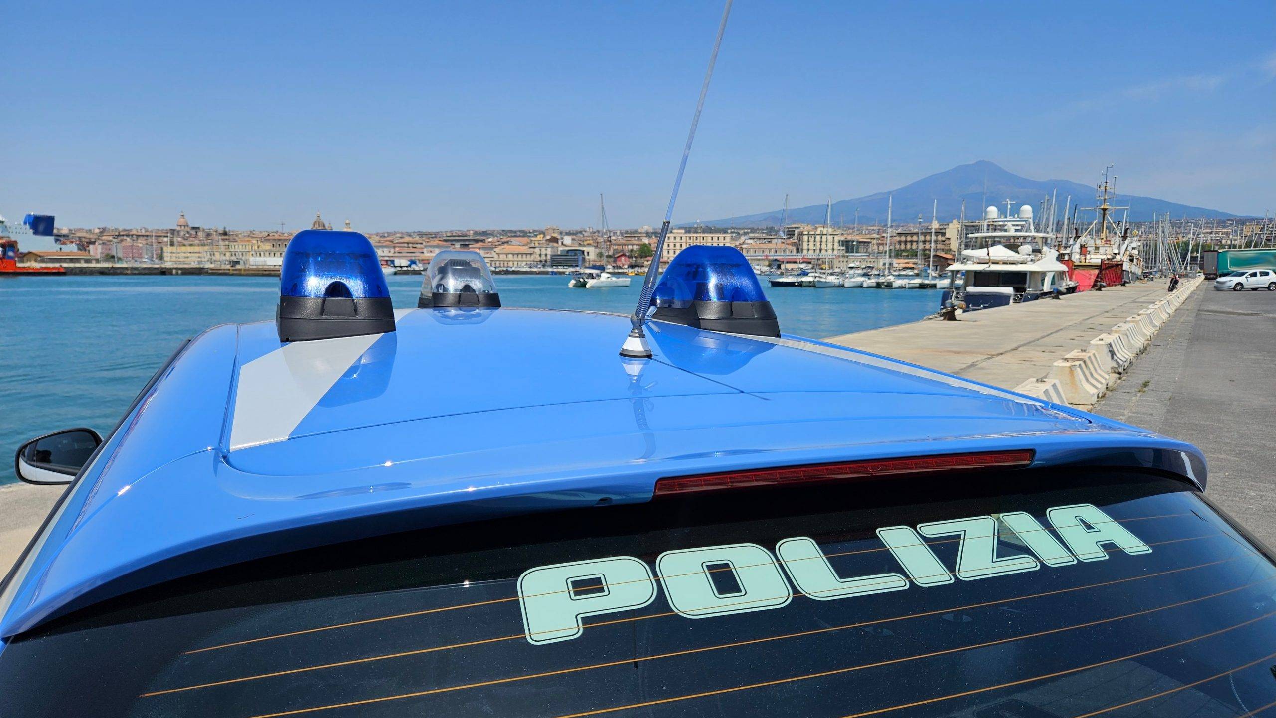 Comunicato-Fermo-due-scafisti-sudanesi-per-favoreggiamento-aggravato-immigraizone-clandestina-scaled-1.jpeg
