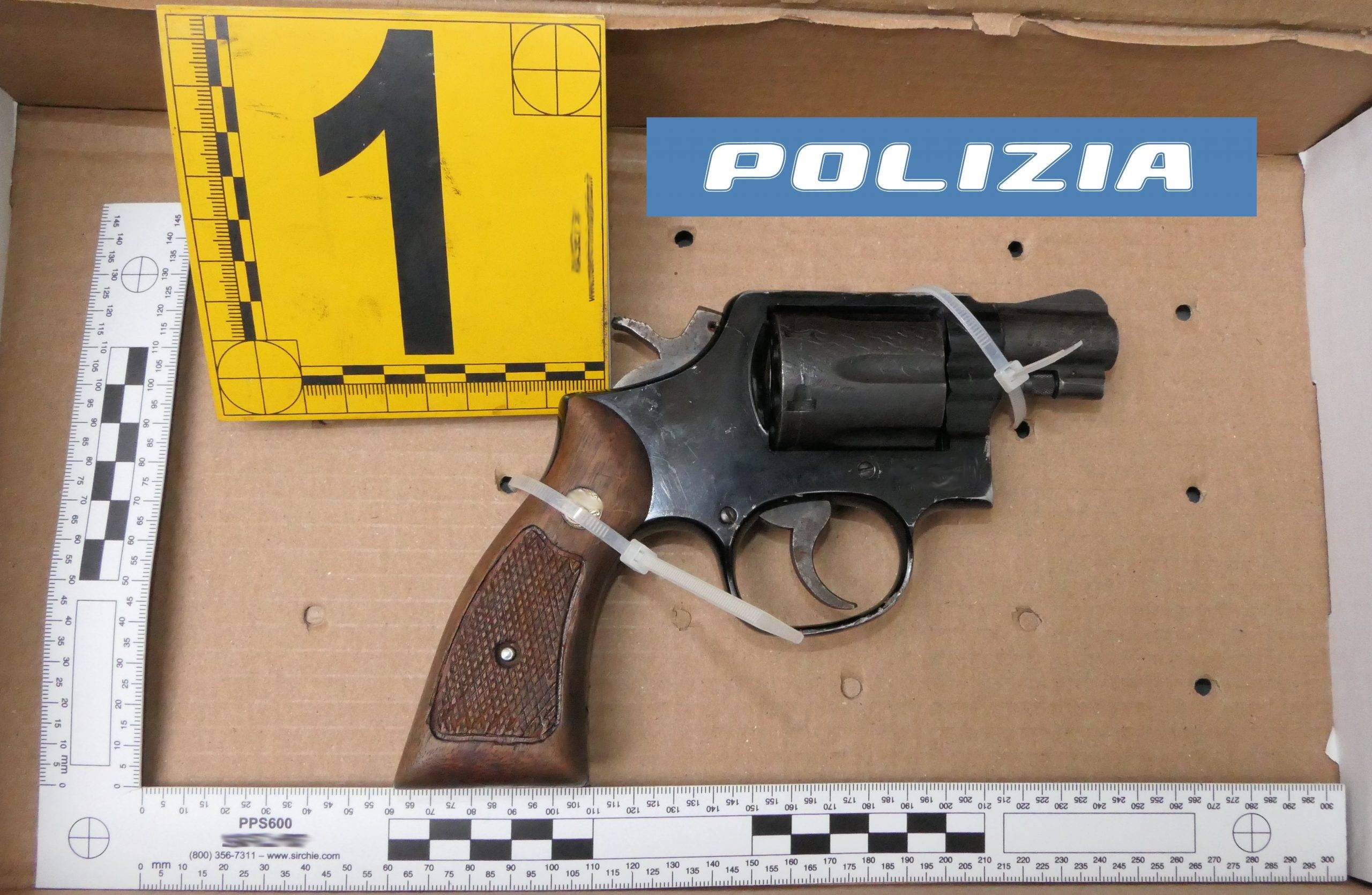 DETENEVA-PISTOLE-E-FUCILI-IN-CASA-ARRESTATO-DALLA-SQUADRA-MOBILE-DI-CATANIA-2-scaled.jpg