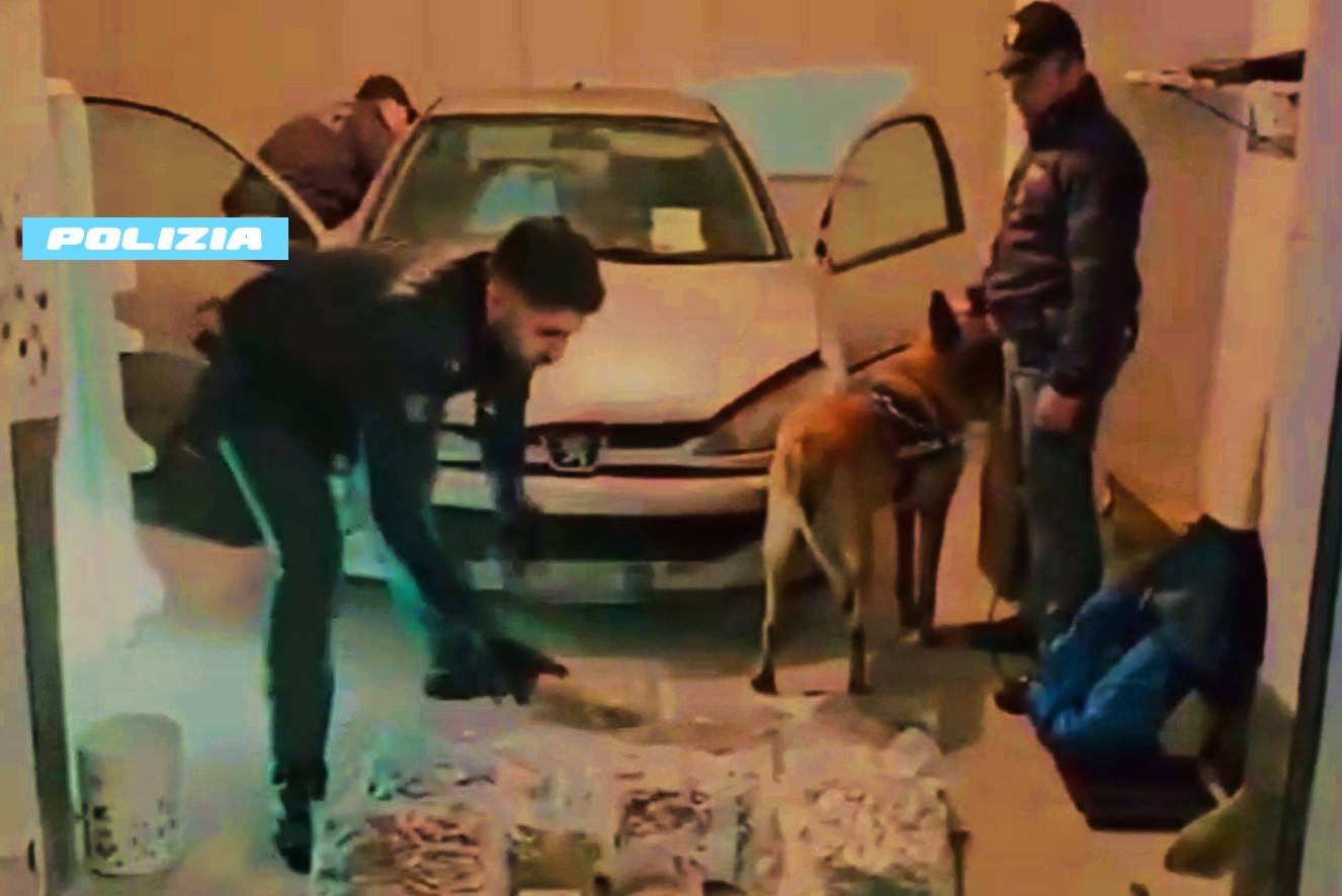 DROGA-IN-GARAGE-E-IN-CAMERA-DA-LETTO.-ARRESTATO-DALLA-POLIZIA-DI-STATO-UN-GIOVANE-PUSHER-MENTRE-TENTA-DI-BUTTARLA-DAL-BALCONE.jpeg