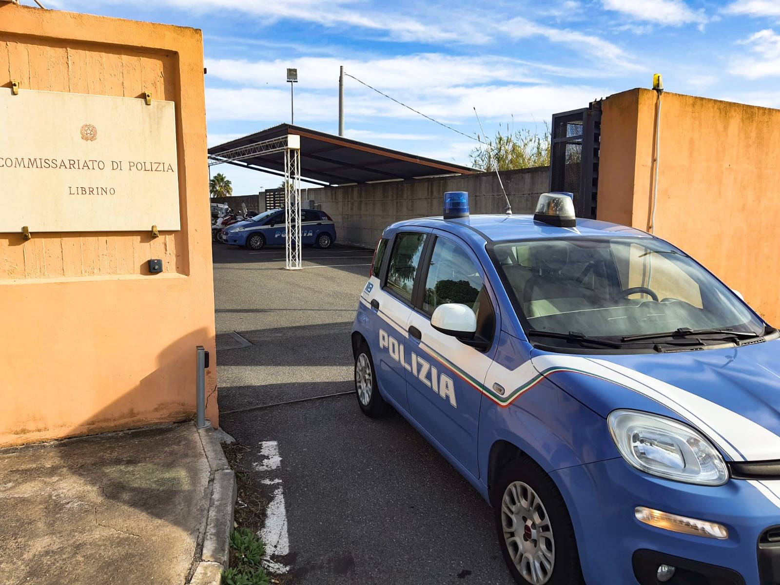ERA-AGLI-ARRESTI-DOMICILIARI-MA-VENDEVA-FRUTTA-ARRESTATO-DALLA-POLIZIA-DI-STATO-.jpg