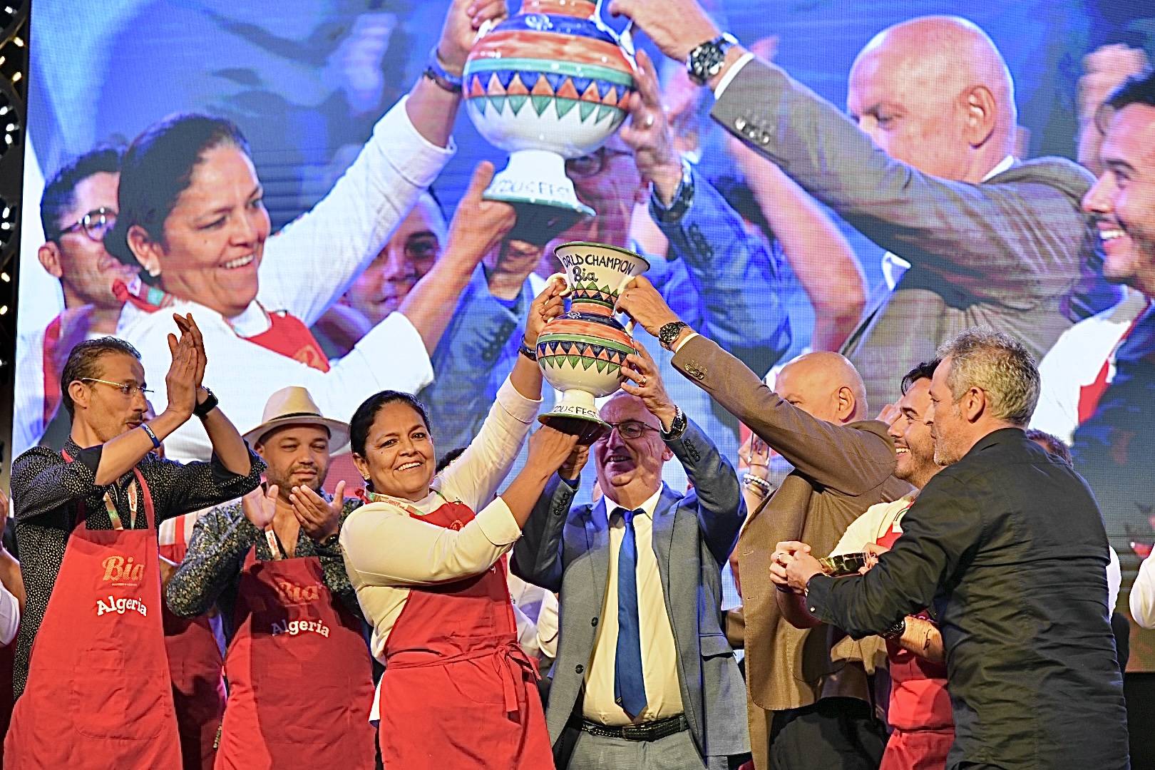 Gli-chef-messicani-Diana-Beltran-e-Rodrigo-Sanchez-alzano-la-coppa.jpg