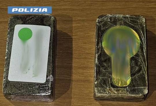 IN-MACCHINA-CON-DUE-PANETTI-DI-DROGA.-26ENNE-ARRESTATO-DALLA-POLIZIA-DI-STATO.jpg