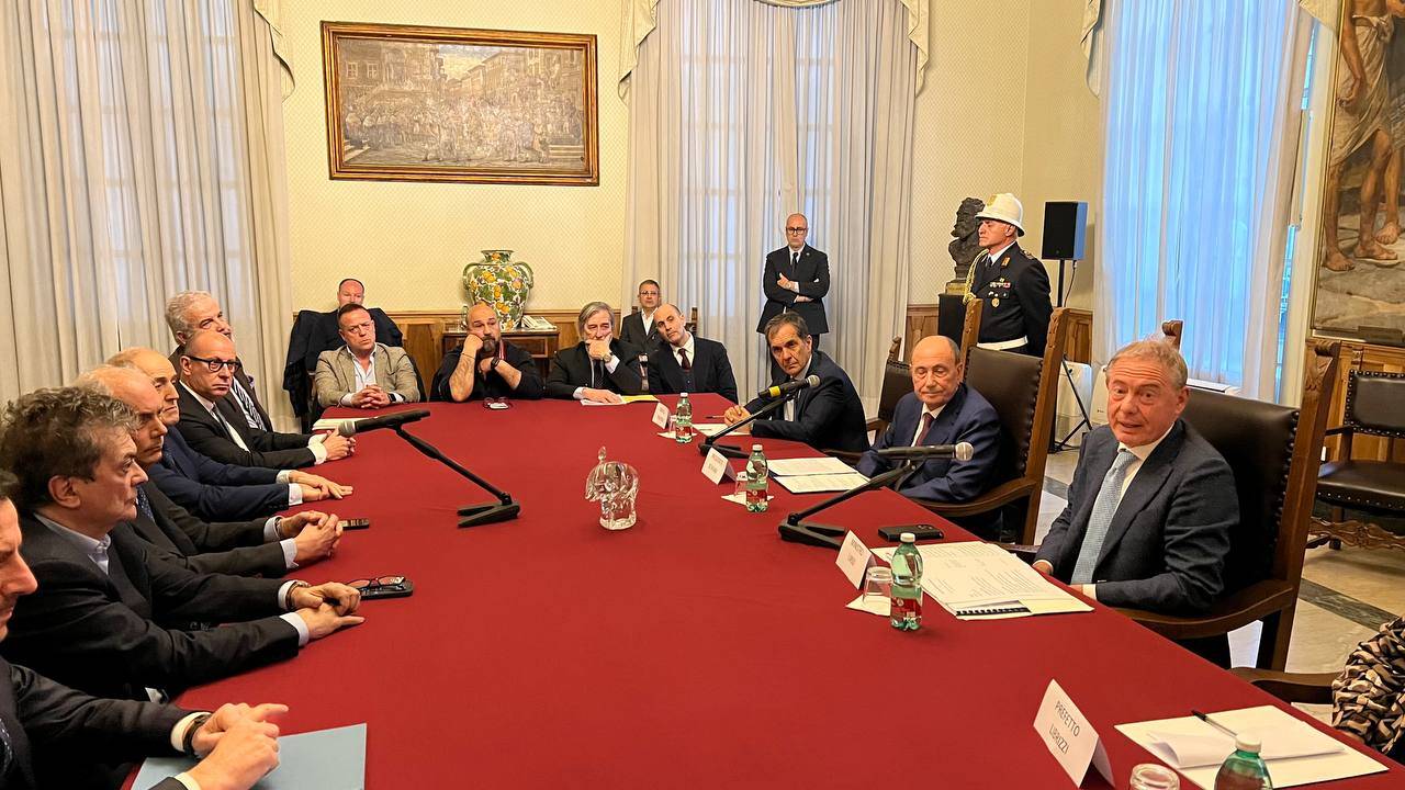 Incontro-a-Catania-tra-presidente-Schifani-e-ministro-Urso-2.jpeg