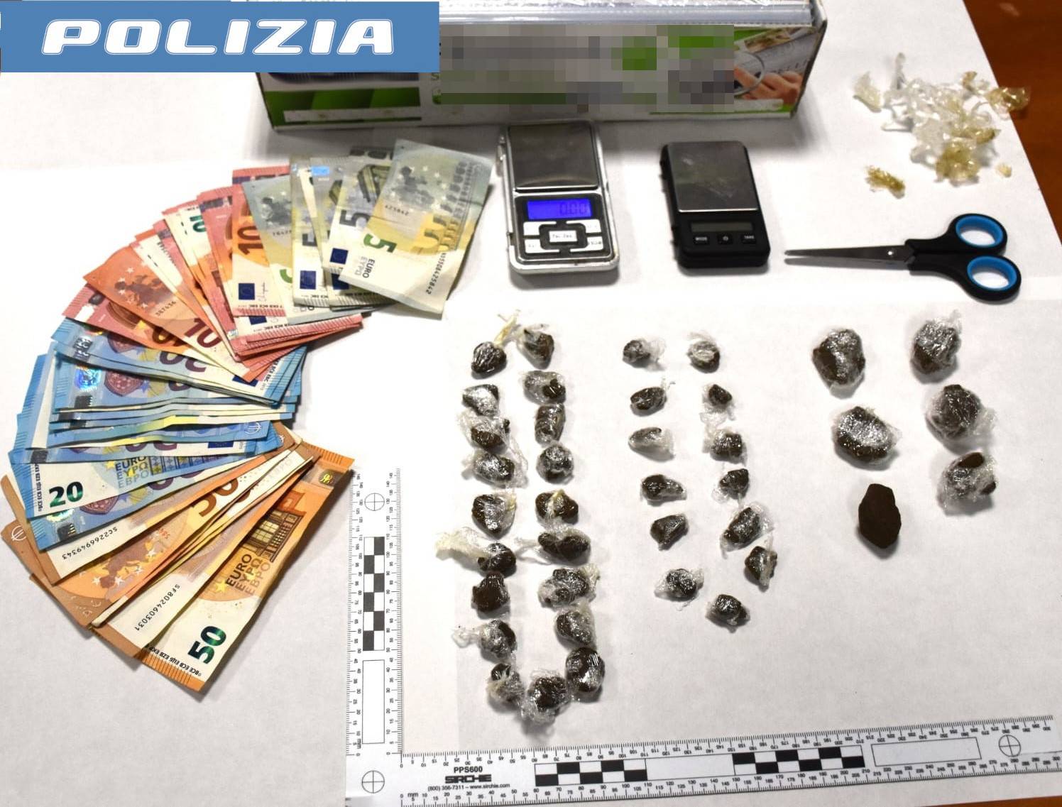 LA-POLIZIA-DI-STATO-A-CALTAGIRONE-ARRESTA-UN-GIOVANE-PER-I-REATI-DI-DETENZIONE-AI-FINI-SPACCIO-E-SPACCIO-DI-SOSTANZA-STUPEFACENTE.jpg