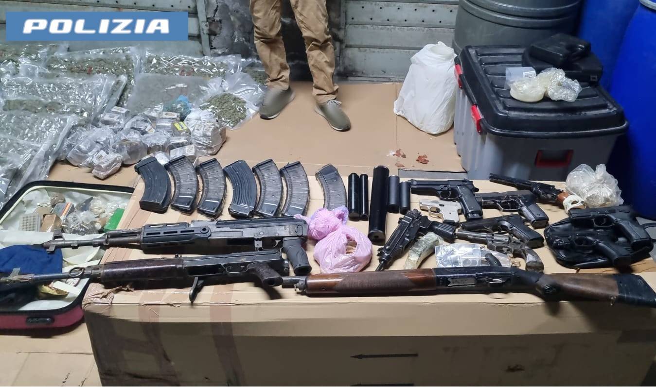 LA-POLIZIA-DI-STATO-SEQUESTRA-ARMI-E-DROGA-A-PICANELLO.-SCOPERTO-UN-ARSENALE-ALLINTERNO-DI-UN-GARAGE.-2.jpg