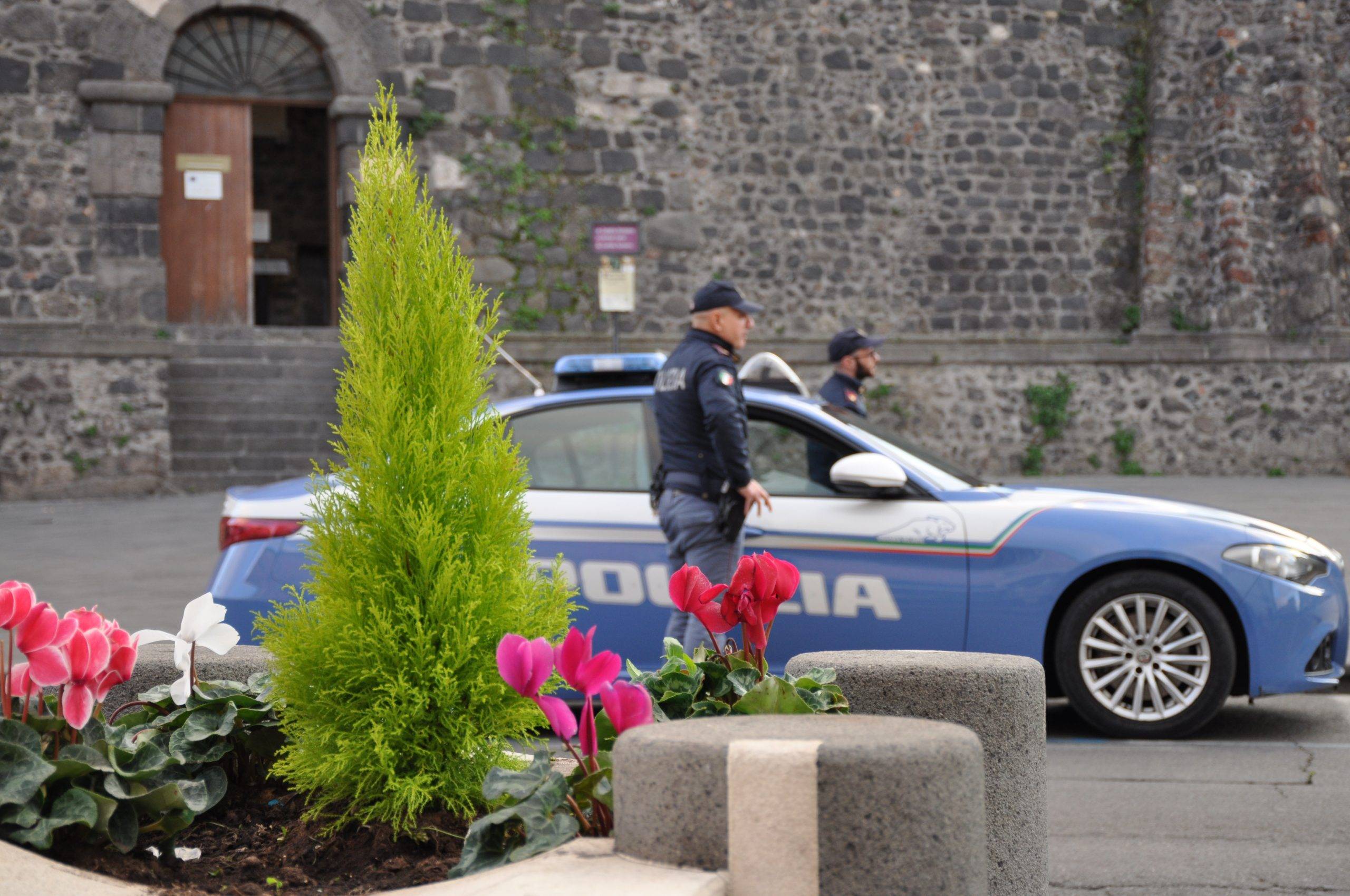 MINACCE-DI-MORTE-PER-UN-PARCHEGGIO.-A-NATALE-LITE-FAMILIARE-AD-ADRANO-SEDATA-DALLA-POLIZIA-DI-STATO.-SEQUESTRATI-PISTOLA-E-MUNIZIONI-scaled.jpg