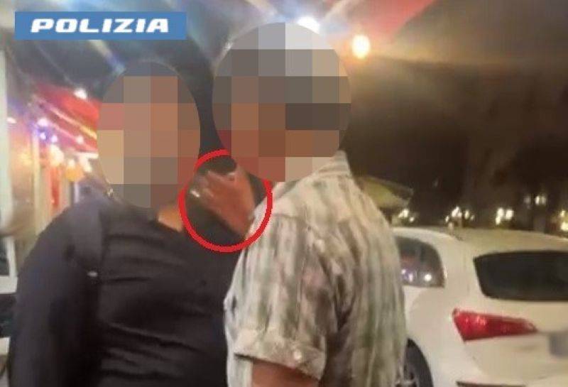 O-MI-DATE-5-EURO-O-VI-VENGO-A-CERCARE-PARCHEGGIATORE-ABUSIVO-TENTA-DI-ESTORCERE-DENARO-A-DUE-RAGAZZI-ARRESTATO-DALLA-POLIZIA-DI-STATO.jpg