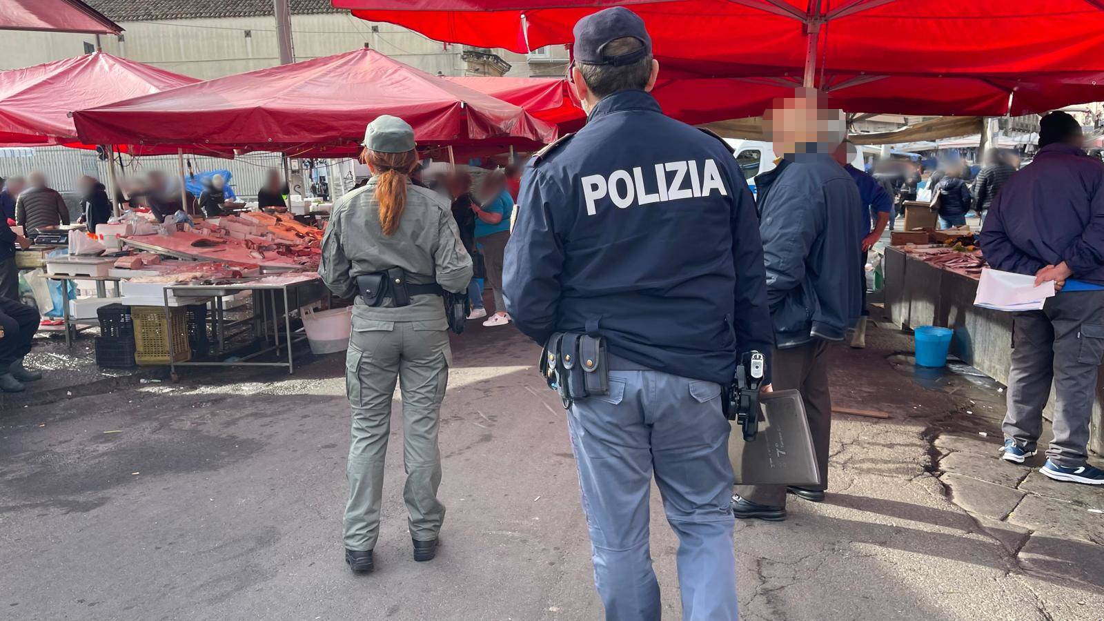 PIAZZA-CARLO-ALBERTO.-POLIZIA-DI-STATO-POLIZIA-LOCALE-E-CORPO-FORESTALE-HANNO-SANZIONATO-10-VENDITORI-AMBULANTI-PRIVI-DI-LICENZA-E-SEQUESTRATO-2.000-KG-DI-PRODOTTI-ORTOFRUTTICOLI-DON.jpg