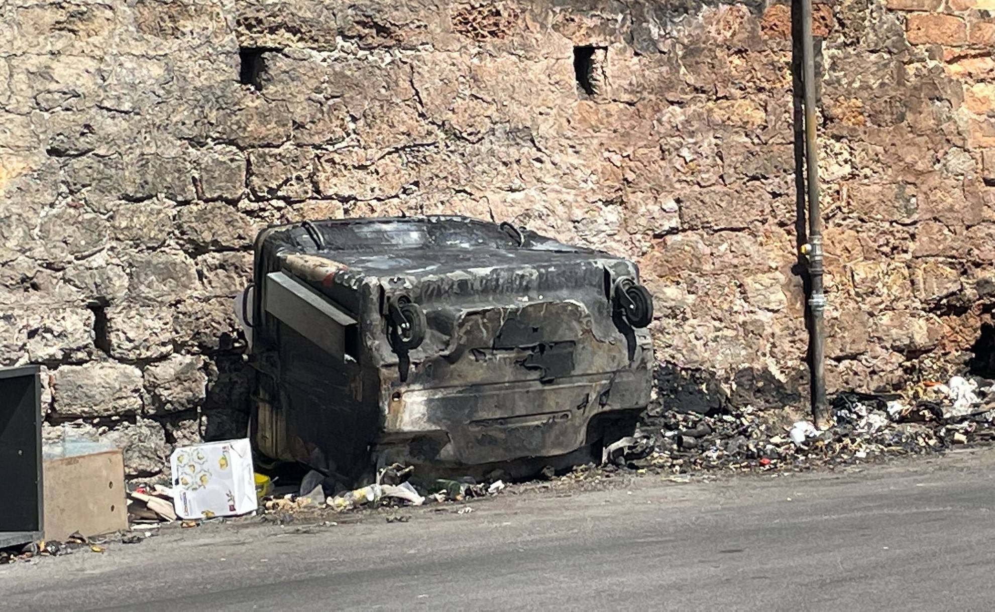 Palermo-cassonetto-bruciato.jpeg