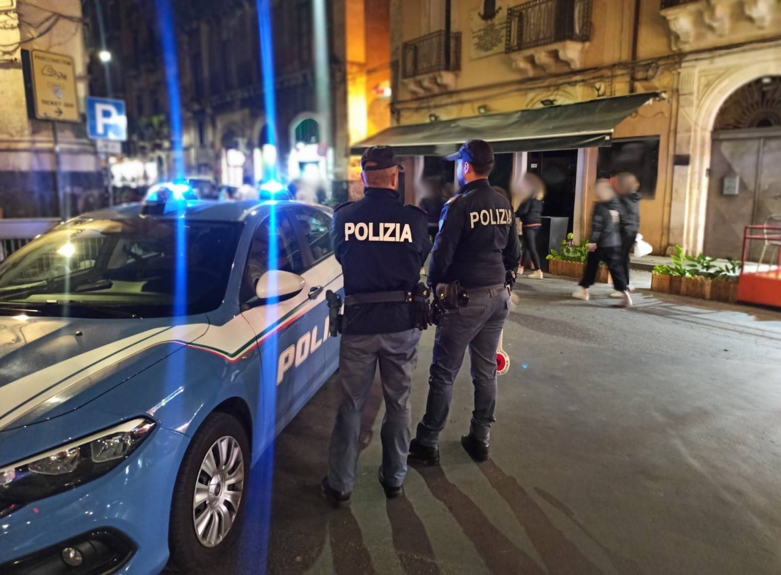 RUBA-LA-BORSA-AD-UNA-RAGAZZA-DAVANTI-AD-UN-LOCALE-DEL-CENTRO-LADRO-FERMATO-DA-UN-AGENTE-DELLA-POLIZIA-DI-STATO-LIBERO-DAL-SERVIZIO.jpg
