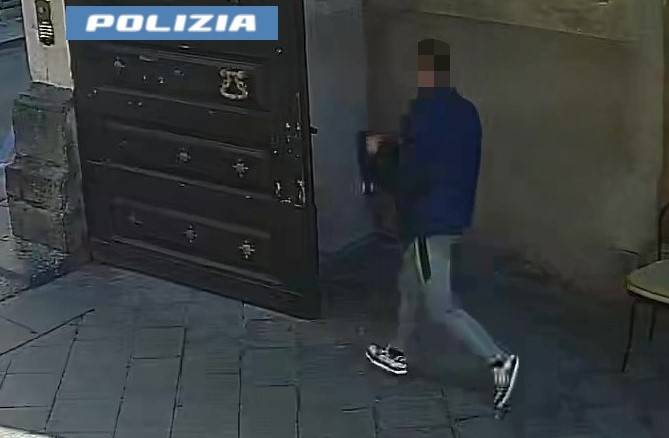 RUBA-UN-BORSELLO-MA-VIENE-IMMORTALATO-DALLE-TELECAMERE.-38ENNE-DENUNCIATO-DALLA-POLIZIA-DI-STATO.jpg