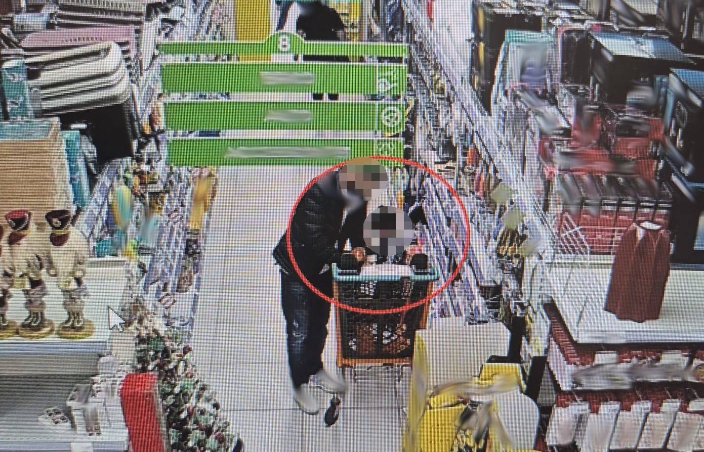 RUBANO-IN-UN-NEGOZIO-DI-CASALINGHI-INDIVIDUATI-E-DENUNCIATI-DALLA-POLIZIA-DI-STATO.-TRA-I-LADRI-ANCHE-MADRE-E-FIGLIO-CON-UN-BAMBINO-DI-3-ANNI-1-1.jpg