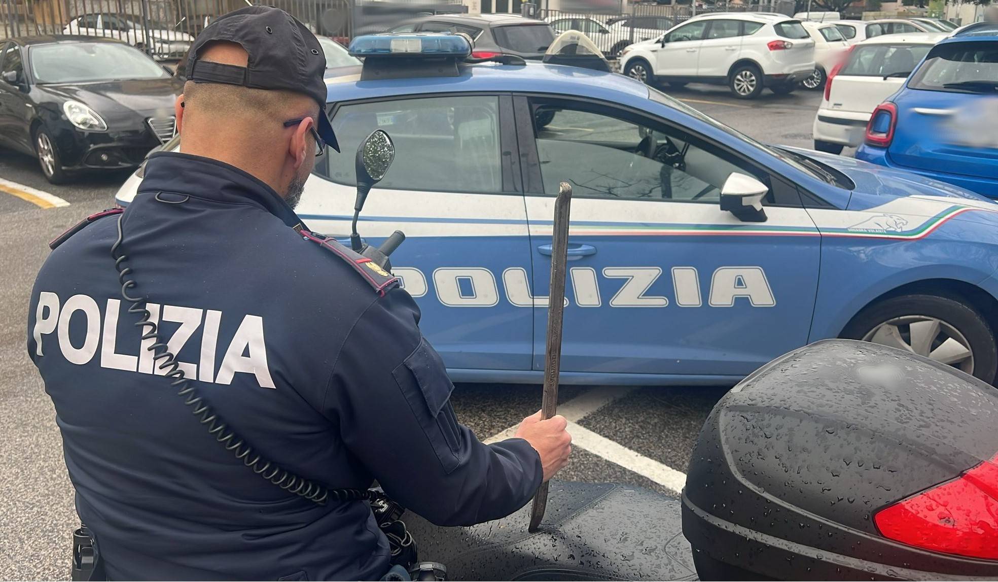 SI-AGGIRANO-TRA-LE-AUTO-PARCHEGGIATE-CON-UN-PALANCHINO-DUE-GIOVANI-PREGIUDICATI-DENUNCIATI-DALLA-POLIZIA-2.jpeg