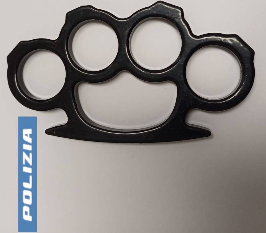 TENTA-DI-SALIRE-IN-AEREO-CON-UN-TIRAPUGNI-BLOCCATO-E-DENUNCIATO-DALLA-POLIZIA-DI-STATO-1.jpg