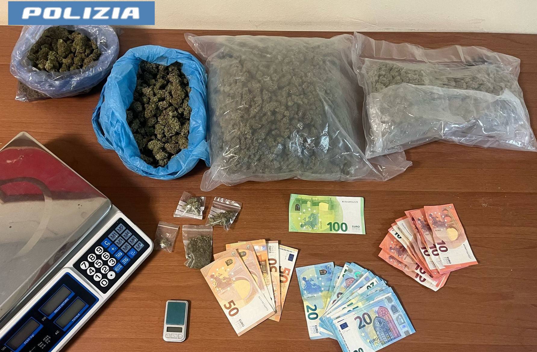 TRASFORMA-IL-CENTRO-BEVANDE-IN-UNA-PIAZZA-DI-SPACCIO-TITOLARE-TROVATO-CON-QUASI-2-KG-DI-MARIJUANA-E-ARRESTATO-DALLA-POLIZIA-DI-STATO.jpg