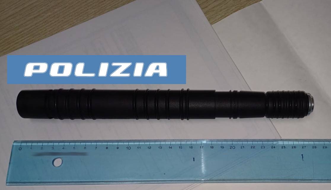 TROVATO-IN-AEROPORTO-CON-UN-MANGANELLO-IN-VALIGIA-PASSEGGERO-DENUNCIATO-DALLA-POLIZIA-DI-STATO-1.jpg