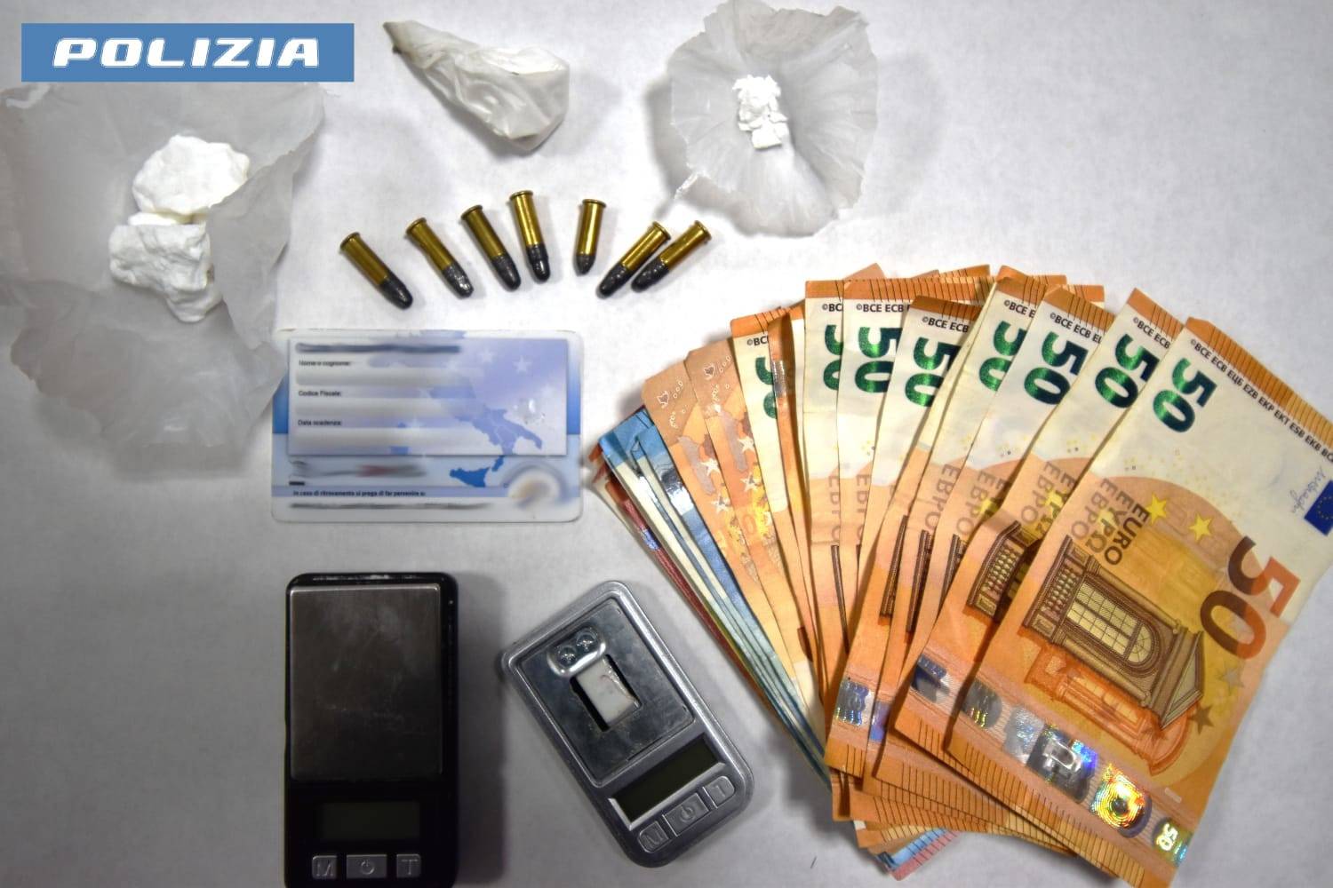 TROVATO-IN-CASA-CON-20-GRAMMI-DI-COCAINA-E-7-PROIETTILI-DETENUTI-ABUSIVAMENTE-SPACCIATORE-ARRESTATO-DALLA-POLIZIA-DI-STATO.jpg