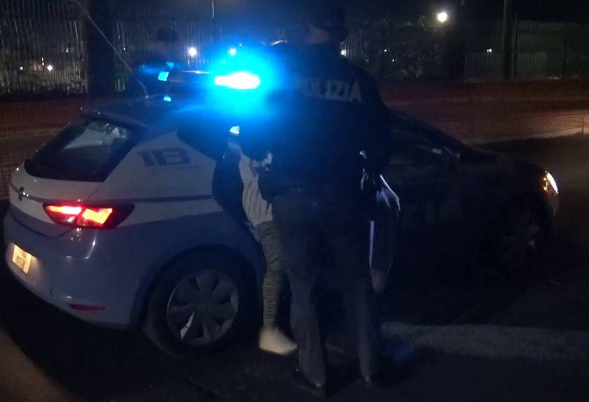 UBRIACO-NEL-PARCHEGGIO-DEL-FAST-FOOD-DISTRUGGE-LA-SUA-AUTO-RIFIUTA-LALCOLTEST-E-AGGREDISCE-I-POLIZIOTTI-ARRESTATO-DALLA-POLIZIA-DI-STATO.jpeg