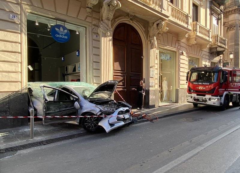 auto-sfonda-vetrina.jpg