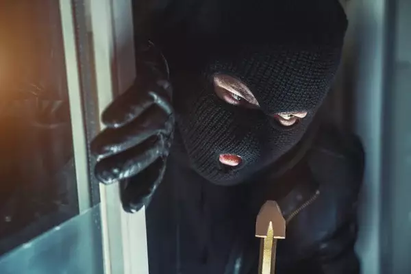 depositphotos_137963844-stock-photo-burglar-breaks-into-house-at.webp