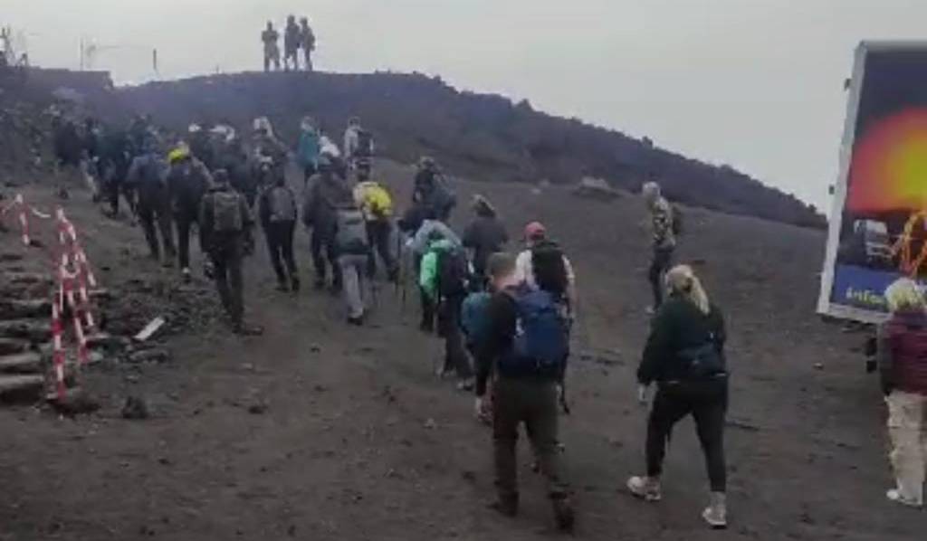 etna-turisti.jpg