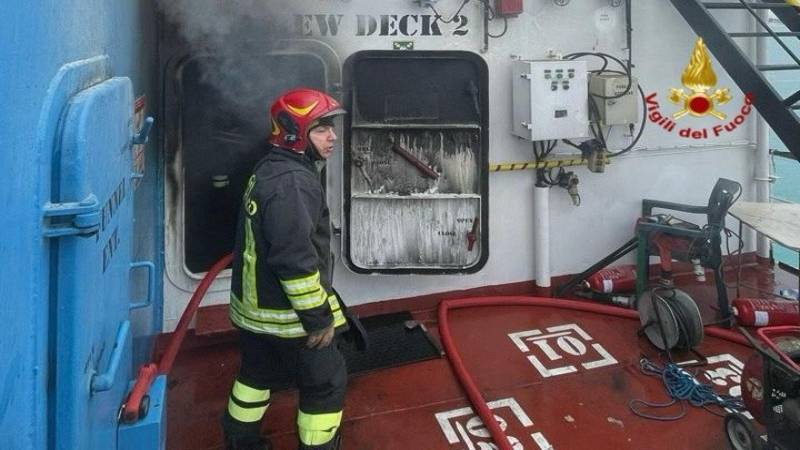 incendio-nave.jpg