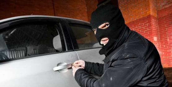 ladro-auto-passamontagna.jpg