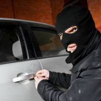 ladro-auto-passamontagna.jpg