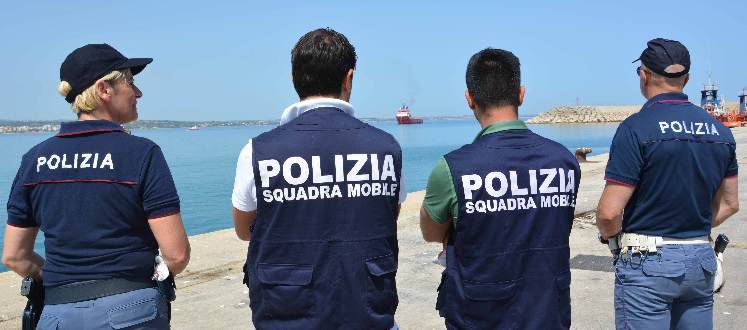 polizia-lampedusa-sbarchi.jpg