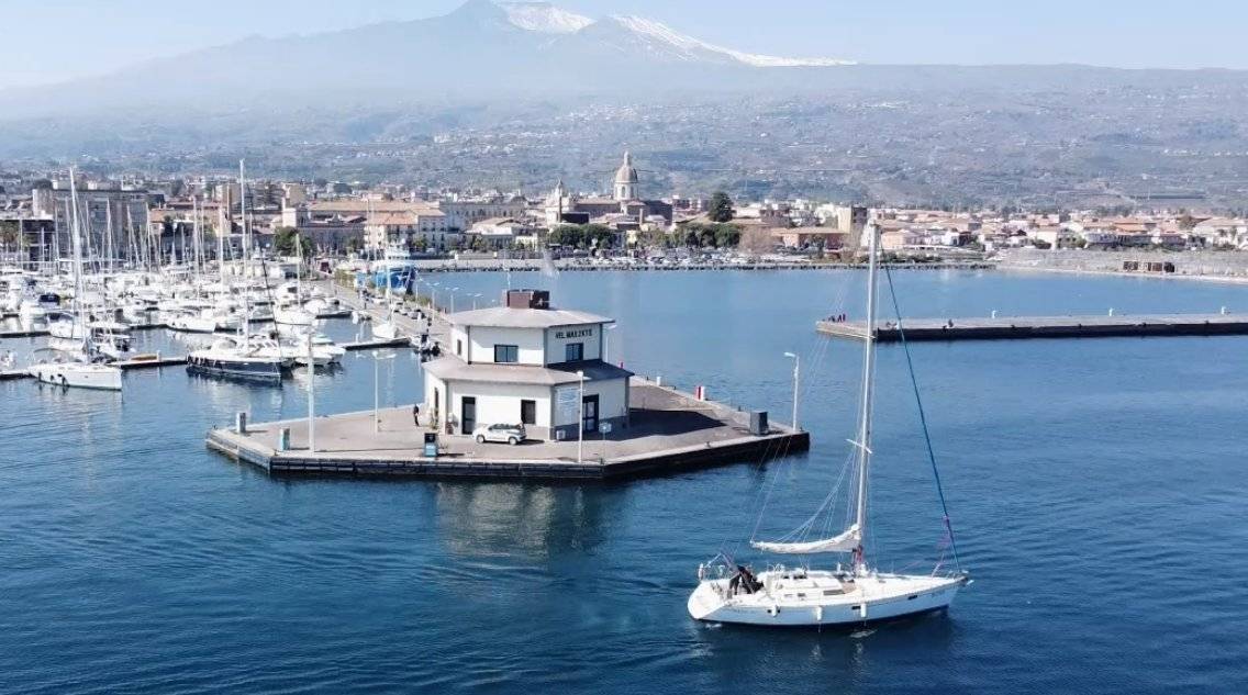 riposto-porticciolo-e-vista-Etna.jpg
