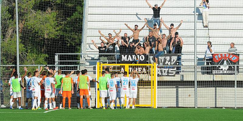 squadra-e-tifosi.jpg