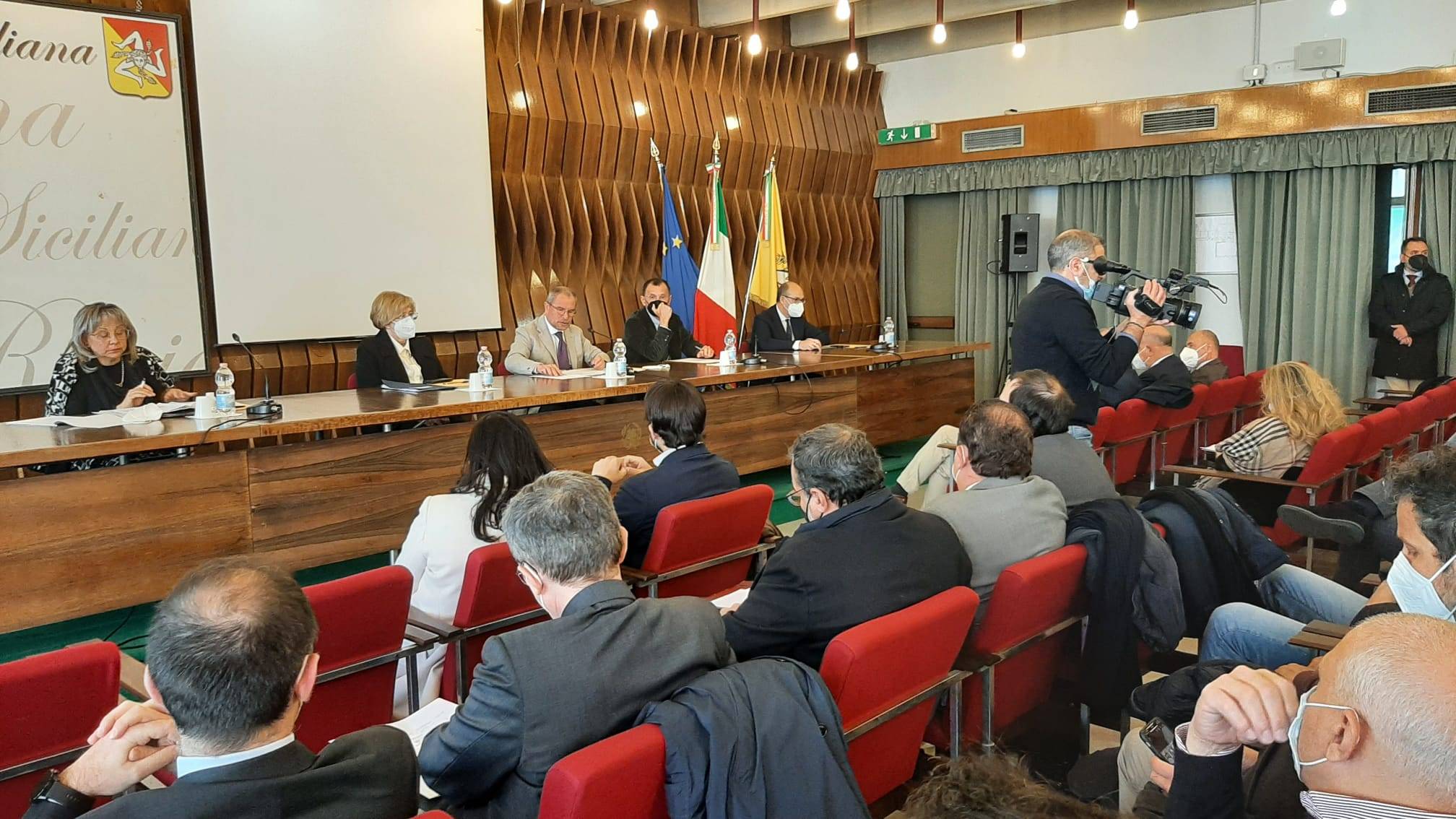 tavolo-Pfizer-PalaRegione-Catania.jpeg